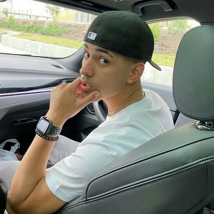 Fitted baseball caps
